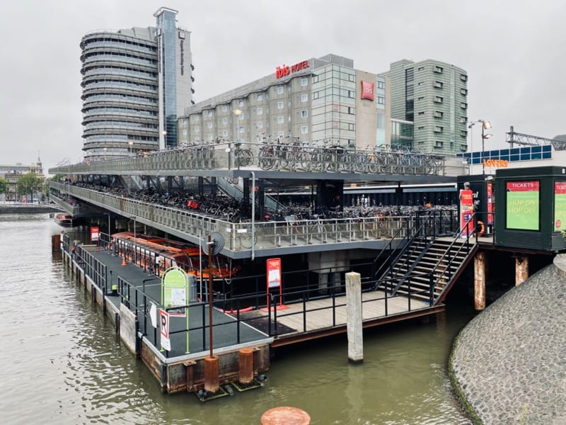 Fahrradstation in Amsterdam am Hauptbahnhof in der nähe der Fähren